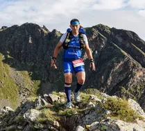 Trail runner su una cresta di montagna