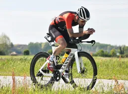 Triatleta in bici da crono in posizione aerodinamica