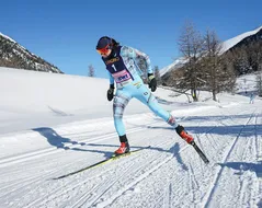 Fondista a passo pattinato sulla neve