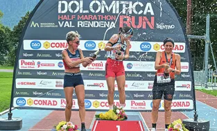 Podio femminile con lo spumante alla Dolomitica Run