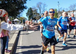 Runner che batte il cinque al pubblico alla Stramilano