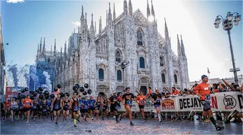 Partenza davanti al Duomo di Milano tra i coriandoli