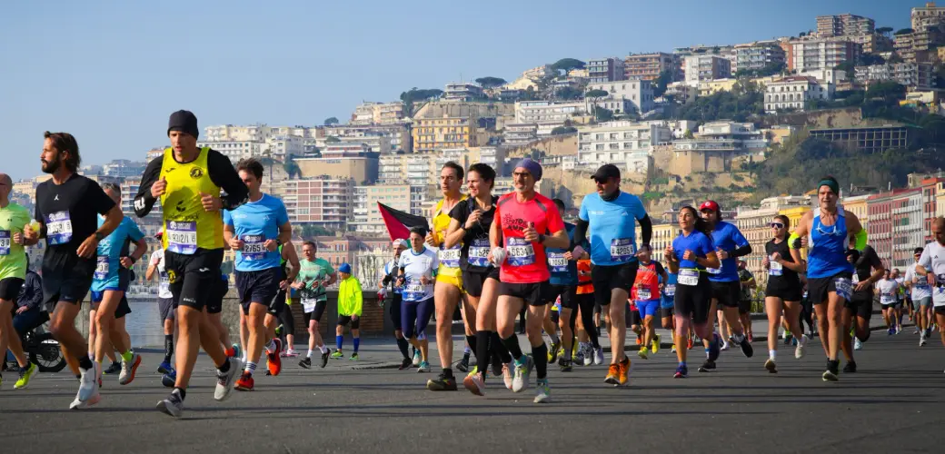Runner sul lungomare durante una mezza maratona