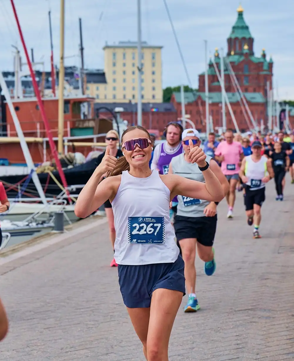 Una runner alla mezza maratona di Helsinki, lungo il porto
