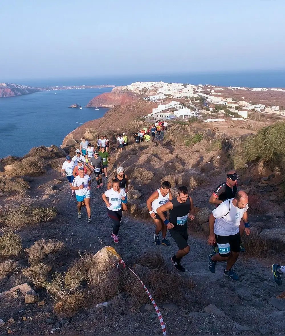 Trail runner su un sentiero sopra il mare, su un'isola
